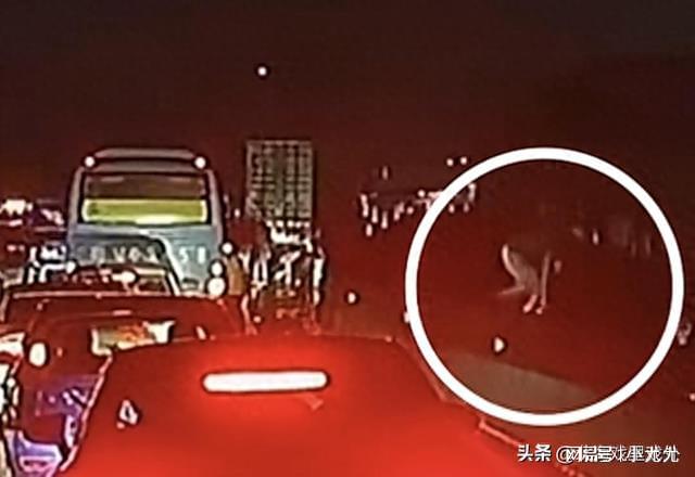 科技助力重塑出行体验，高速路边智能小便图设备亮相
